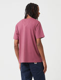 Carhartt-WIP-Taschen-T-Shirt - Dusty Fuchsia