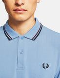 Fred Perry mit Doppelstreifen-Polo-Hemd - Sky / Mahagoni / Navy