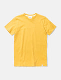 Norse Projects Niels Standard T-Shirt - Sonnenaufgang-Gelb