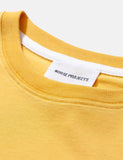 Norse Projects Niels Standard T-Shirt - Sonnenaufgang-Gelb