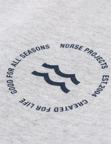 Norse Projects Niels Wave-Emblem-T-Shirt - Hellgrau Melange