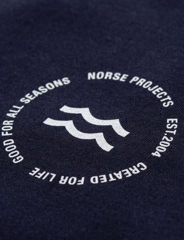 Norse Projects Niels Wave-Emblem-T-Shirt - Dark Navy Blau