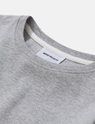 Norse Projects Niels Standard-T-Shirt - Hellgrau Melange