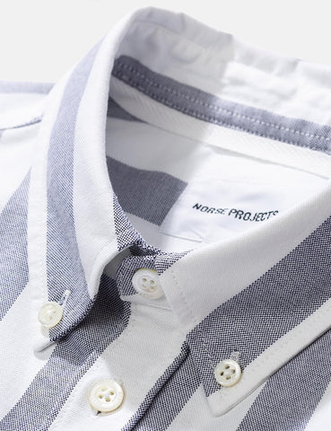 Norse Projects Theo Oxford Kurzarmhemd (Wide Stripe) - Marine-Blau